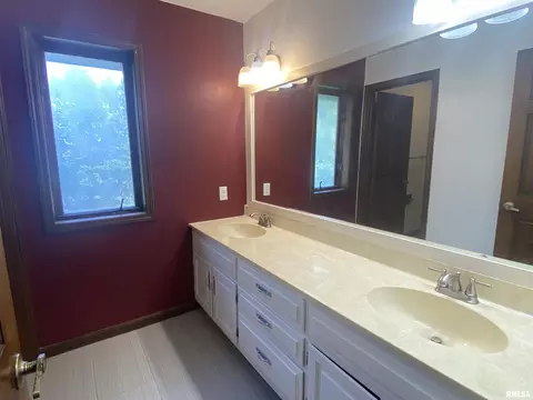 Bath - 3912 W Bluffs Rd, Springfield, IL 62711 photo 6 of 7