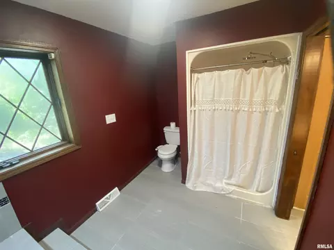Bath - 3912 W Bluffs Rd, Springfield, IL 62711 photo 4 of 7