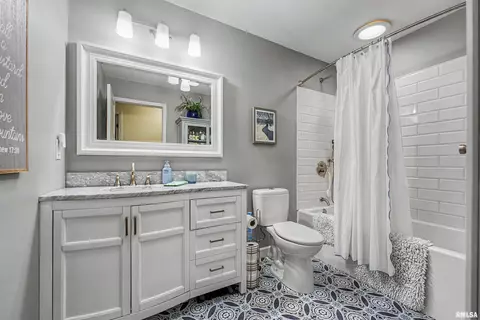 Bath - 440 E Walnut St, Dawson, IL 62520 photo 3 of 3