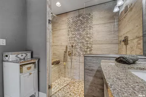 Bath - 440 E Walnut St, Dawson, IL 62520 photo 2 of 3