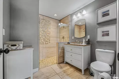 Bath - 440 E Walnut St, Dawson, IL 62520 photo 1 of 3