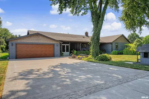 Exterior - 440 E Walnut St, Dawson, IL 62520 photo 1 of 16