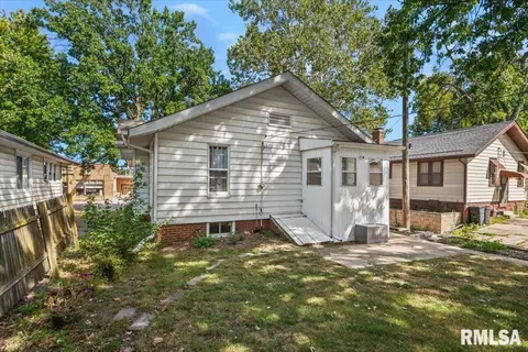 Exterior - 2225 S 6th St, Springfield, IL 62703 photo 5 of 6