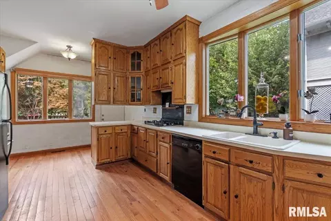 Kitchen - 867 S Douglas St, Springfield, IL 62704 photo 2 of 4