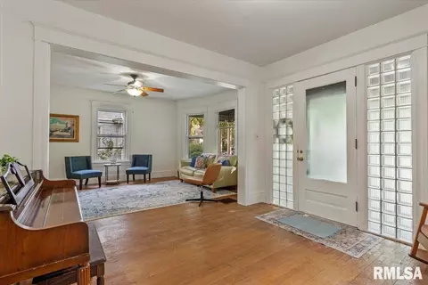 Entry Way - 867 S Douglas St, Springfield, IL 62704 photo 1 of 5