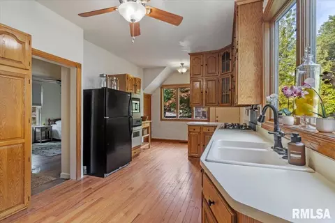 Kitchen - 867 S Douglas St, Springfield, IL 62704 photo 1 of 4