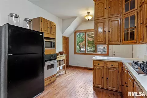 Kitchen - 867 S Douglas St, Springfield, IL 62704 photo 4 of 4