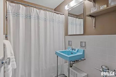 Bath - 718 S 7th St, Springfield, IL 62703 photo 1 of 1