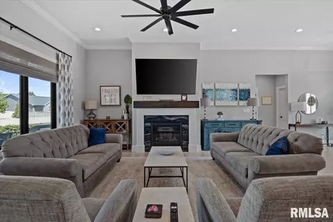 Living - 3605 Deer Run Dr, Springfield, IL 62711 photo 2 of 3