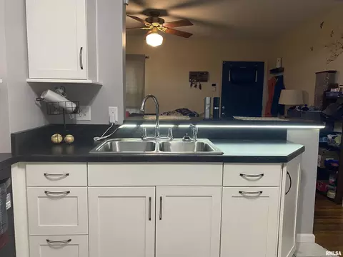 Kitchen - 2541 S 4th St, Springfield, IL 62703 photo 6 of 8