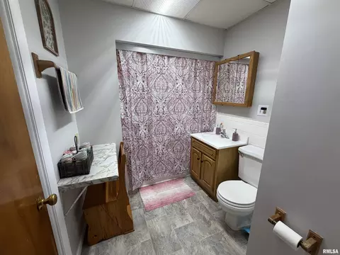 Bath - 1709 Albert St, Springfield, IL 62702 photo 1 of 1