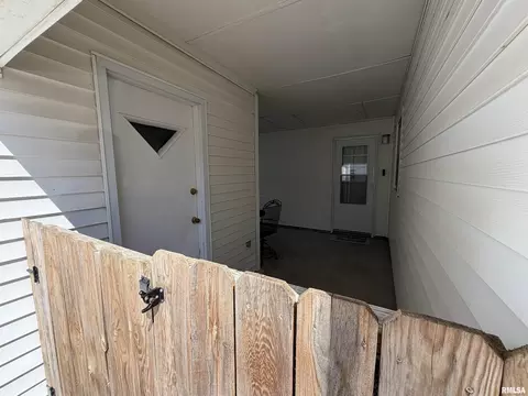 Exterior - 1709 Albert St, Springfield, IL 62702 photo 3 of 9