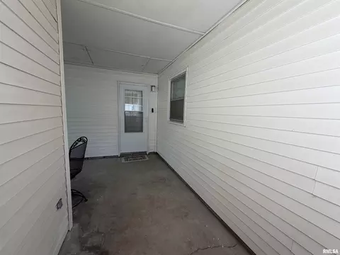 Exterior - 1709 Albert St, Springfield, IL 62702 photo 4 of 9