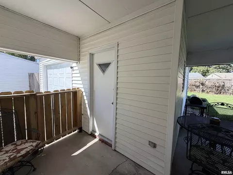 Exterior - 1709 Albert St, Springfield, IL 62702 photo 6 of 9