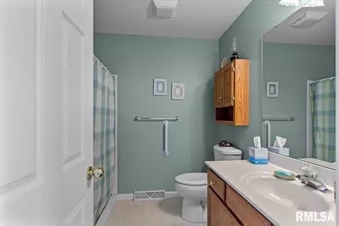 Bath - 3206 Sequoia Dr, Springfield, IL 62712 photo 1 of 3