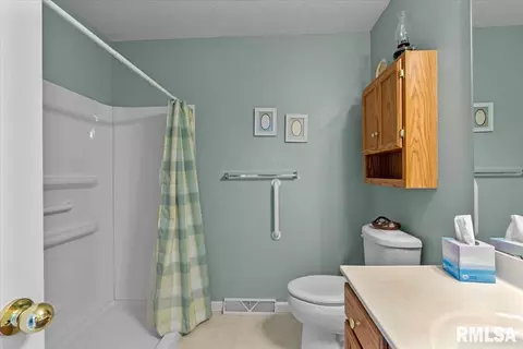Bath - 3206 Sequoia Dr, Springfield, IL 62712 photo 2 of 3