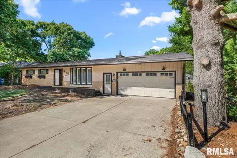 Exterior - 39 Crestview Dr, Chatham, IL 62629 photo 1 of 11