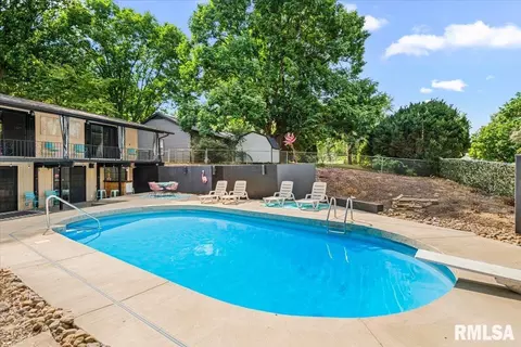 Exterior - 39 Crestview Dr, Chatham, IL 62629 photo 9 of 11