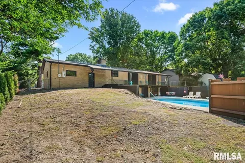 Exterior - 39 Crestview Dr, Chatham, IL 62629 photo 7 of 11