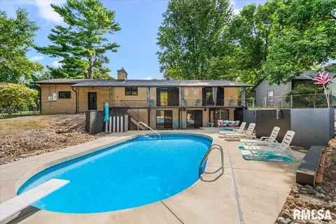 Exterior - 39 Crestview Dr, Chatham, IL 62629 photo 6 of 11