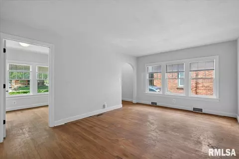 Living - 2524 S 6th St, Springfield, IL 62703 photo 3 of 4