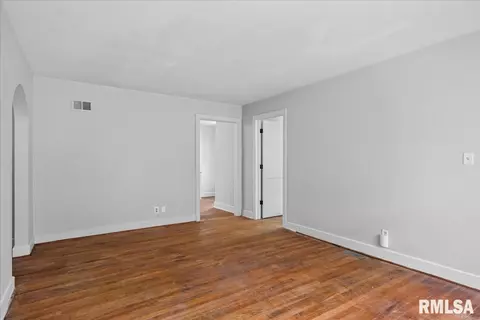 Living - 2524 S 6th St, Springfield, IL 62703 photo 2 of 4