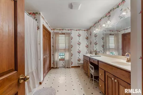 Bath - 15 Spring St, Riverton, IL 62561 photo 3 of 5
