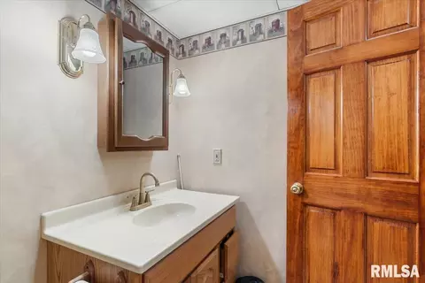 Bath - 15 Spring St, Riverton, IL 62561 photo 5 of 5