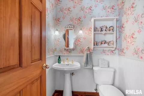 Bath - 15 Spring St, Riverton, IL 62561 photo 1 of 5