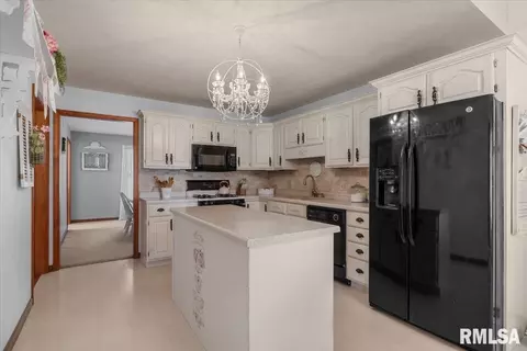 Kitchen - 15 Spring St, Riverton, IL 62561 photo 2 of 2