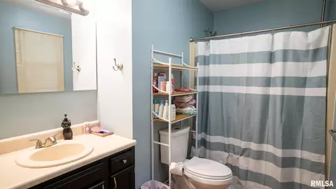 Bath - 5209 Carlton Dr, Springfield, IL 62703 photo 6 of 6