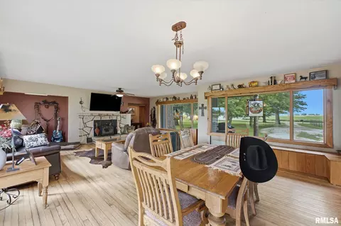 Dining - 186 E 1850 St, Galva, IL 61434 photo 4 of 4
