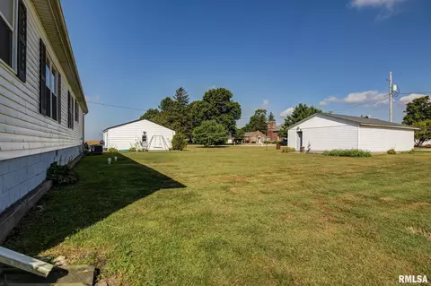 Exterior - 512 W Illinois St, Assumption, IL 62510 photo 7 of 9