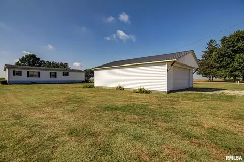 Exterior - 512 W Illinois St, Assumption, IL 62510 photo 5 of 9