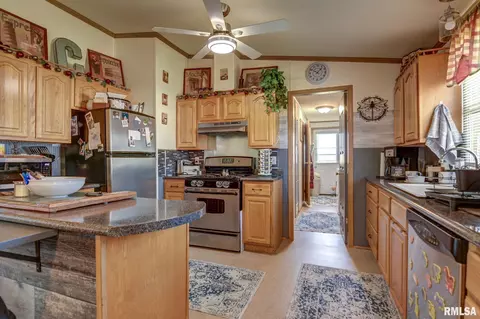 Kitchen - 512 W Illinois St, Assumption, IL 62510 photo 2 of 4