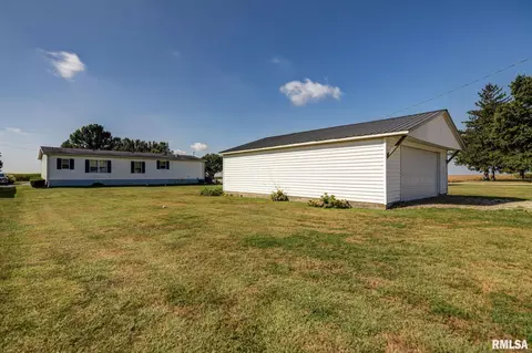 Exterior - 512 W Illinois St, Assumption, IL 62510 photo 4 of 9
