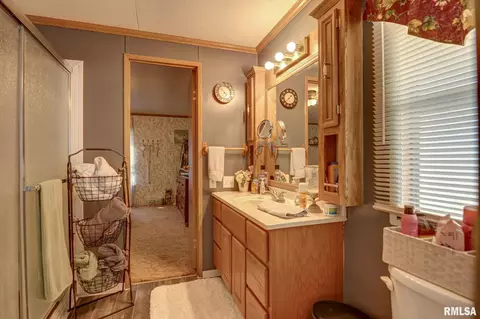 Bath - 512 W Illinois St, Assumption, IL 62510 photo 2 of 3