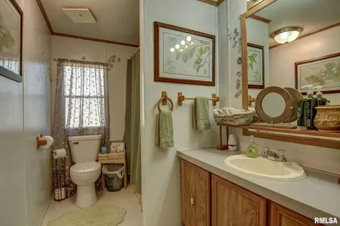Bath - 512 W Illinois St, Assumption, IL 62510 photo 1 of 3