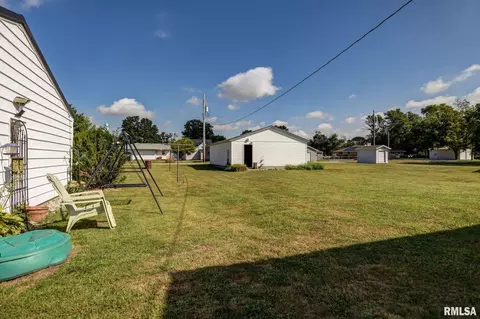 Exterior - 512 W Illinois St, Assumption, IL 62510 photo 6 of 9