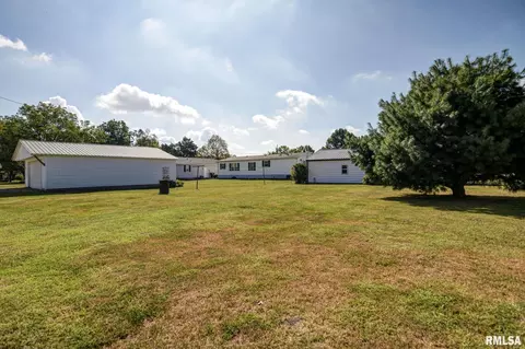 Exterior - 512 W Illinois St, Assumption, IL 62510 photo 8 of 9