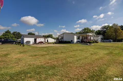Exterior - 512 W Illinois St, Assumption, IL 62510 photo 3 of 9