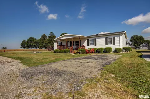 Exterior - 512 W Illinois St, Assumption, IL 62510 photo 1 of 9