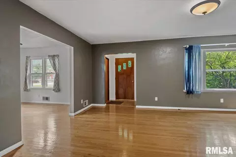 Living - 2536 S Walnut St, Springfield, IL 62704 photo 3 of 7