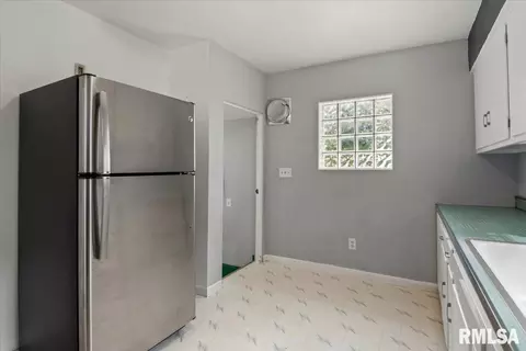 Entry Way - 2536 S Walnut St, Springfield, IL 62704 photo 1 of 2