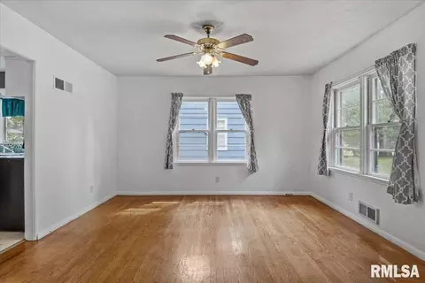 Living - 2536 S Walnut St, Springfield, IL 62704 photo 6 of 7