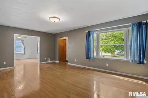 Living - 2536 S Walnut St, Springfield, IL 62704 photo 4 of 7