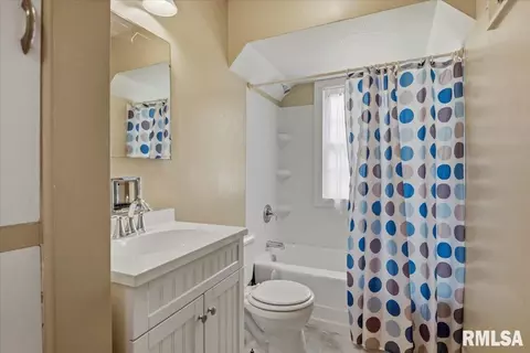 Bath - 2536 S Walnut St, Springfield, IL 62704 photo 1 of 2
