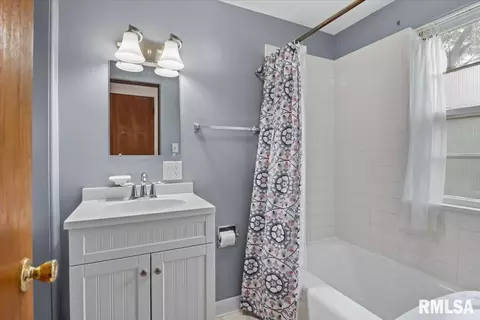 Bath - 2536 S Walnut St, Springfield, IL 62704 photo 2 of 2
