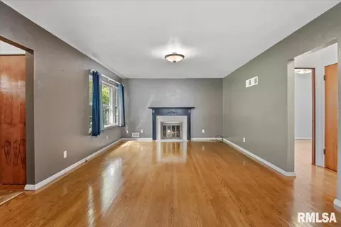 Living - 2536 S Walnut St, Springfield, IL 62704 photo 2 of 7