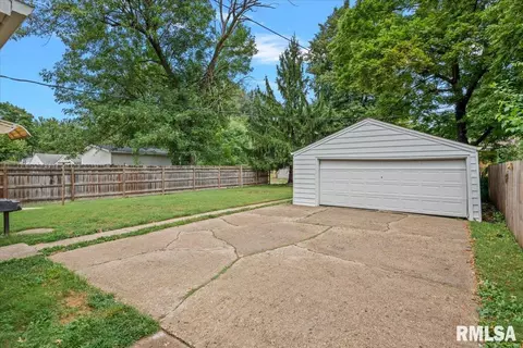 Exterior - 2536 S Walnut St, Springfield, IL 62704 photo 3 of 8